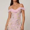 Vestido corto de corte A con cordones y adornos «Jacira» en rosa suave Vestido corto de corte A con cordones y adornos «Jacira» en rosa suave