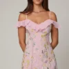 Vestido corto de corte A con cordones y adornos «Jacira» en rosa suave Vestido corto de corte A con cordones y adornos «Jacira» en rosa suave