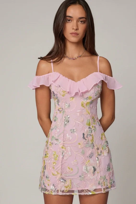 Vestido corto de corte A con cordones y adornos «Jacira» en rosa suave Vestido corto de corte A con cordones y adornos «Jacira» en rosa suave