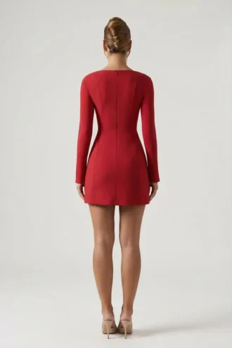 Vestido corto de corte A con cuello corazón y manga larga Corinne en rojo