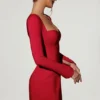 Vestido corto de corte A con cuello corazón y manga larga Corinne en rojo Vestido corto de corte A con cuello corazón y manga larga Corinne en rojo