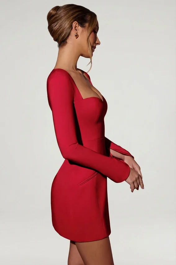 Vestido corto de corte A con cuello corazón y manga larga Corinne en rojo Vestido corto de corte A con cuello corazón y manga larga Corinne en rojo