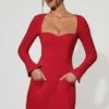 Vestido corto de corte A con cuello corazón y manga larga Corinne en rojo Vestido corto de corte A con cuello corazón y manga larga Corinne en rojo
