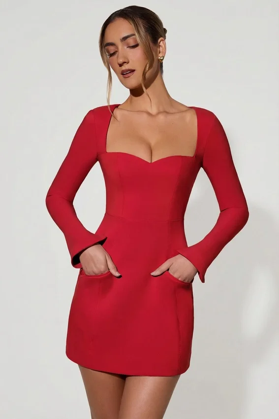 Vestido corto de corte A con cuello corazón y manga larga Corinne en rojo Vestido corto de corte A con cuello corazón y manga larga Corinne en rojo