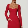 Vestido corto de corte A con cuello corazón y manga larga Corinne en rojo Vestido corto de corte A con cuello corazón y manga larga Corinne en rojo