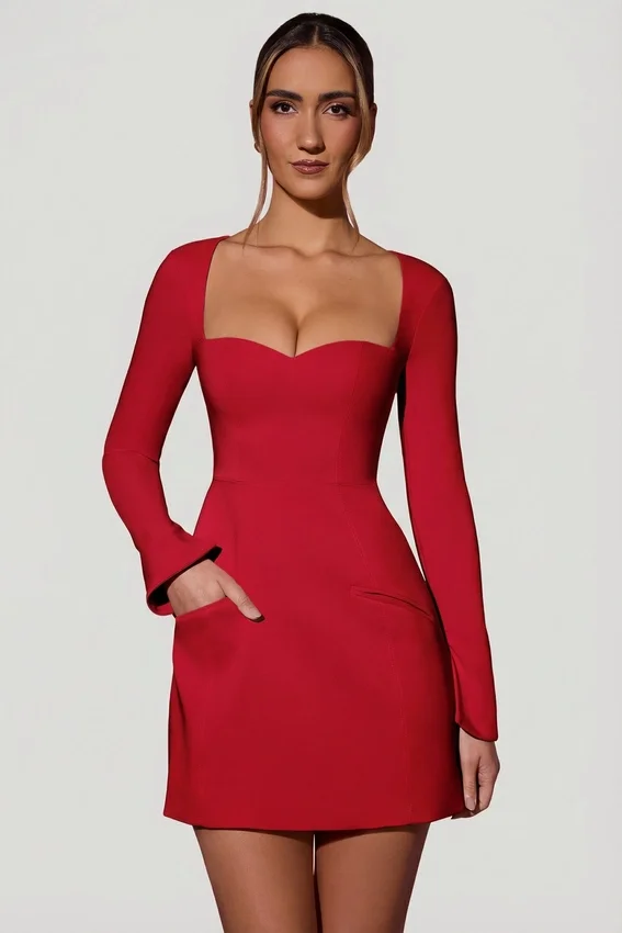 Vestido corto de corte A con cuello corazón y manga larga Corinne en rojo Vestido corto de corte A con cuello corazón y manga larga Corinne en rojo