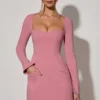 Vestido corto de corte A con cuello corazón y manga larga Corinne en rosa empolvado