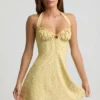 Vestido corto de corte A con cuello halter Nerine con estampado de flores amarillas
