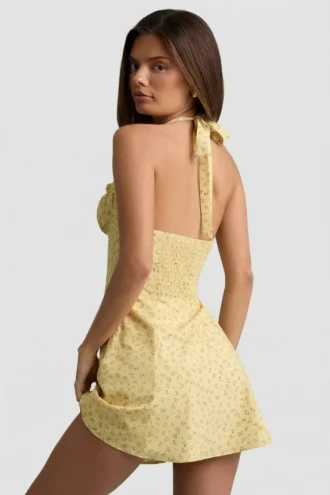 Vestido corto de corte A con cuello halter Nerine con estampado de flores amarillas