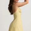 Vestido corto de corte A con cuello halter Nerine con estampado de flores amarillas