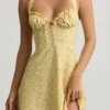 Vestido corto de corte A con cuello halter Nerine con estampado de flores amarillas