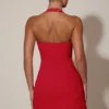 Vestido corto de corte A con cuello halter y detalle de corazón de Lenore en rojo Vestido corto de corte A con cuello halter y detalle de corazón de Lenore en rojo