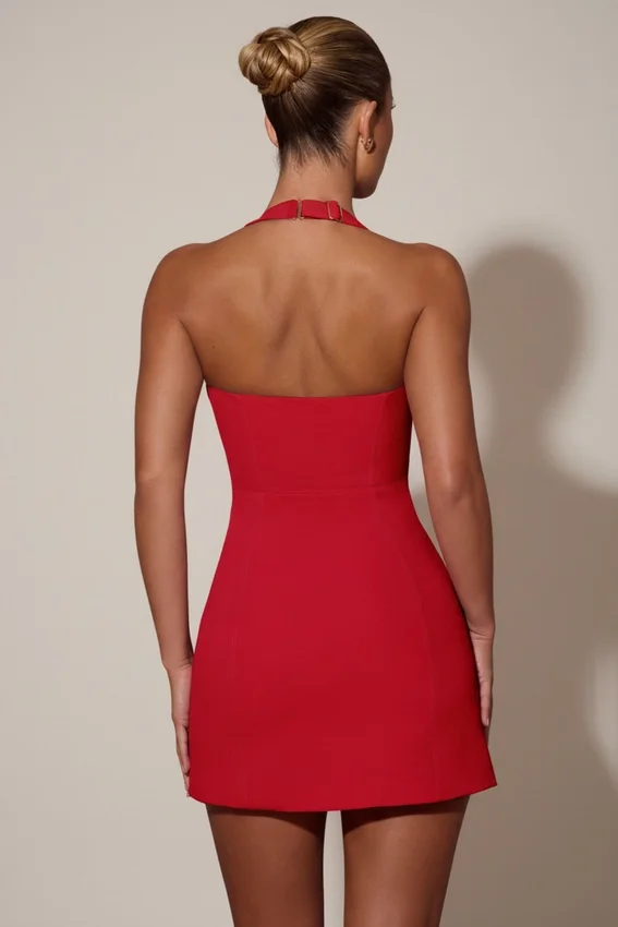 Vestido corto de corte A con cuello halter y detalle de corazón de Lenore en rojo Vestido corto de corte A con cuello halter y detalle de corazón de Lenore en rojo