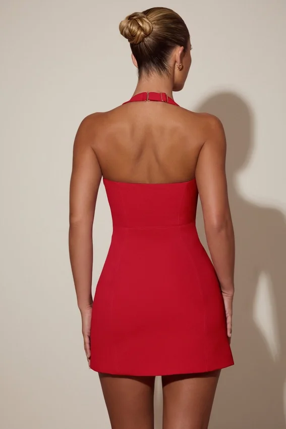 Vestido corto de corte A con cuello halter y detalle de corazón de Lenore en rojo Vestido corto de corte A con cuello halter y detalle de corazón de Lenore en rojo