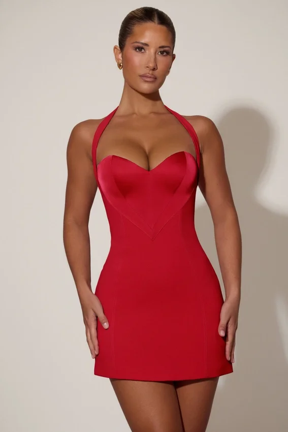 Vestido corto de corte A con cuello halter y detalle de corazón de Lenore en rojo Vestido corto de corte A con cuello halter y detalle de corazón de Lenore en rojo