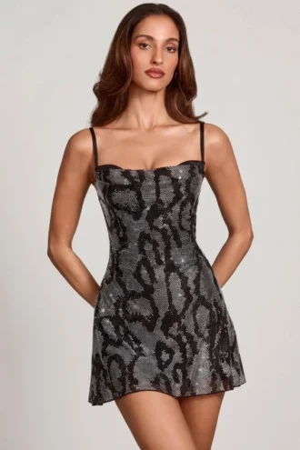 Vestido corto de corte A con cuello vuelto y adornos Dianora en serpiente plateada