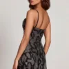 Vestido corto de corte A con cuello vuelto y adornos Dianora en serpiente plateada Vestido corto de corte A con cuello vuelto y adornos Dianora en serpiente plateada