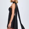Vestido corto de corte A con detalle de pañuelo Cecilia en negro Vestido corto de corte A con detalle de pañuelo Cecilia en negro