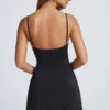 Vestido corto de corte A con detalles metálicos Deia en negro Vestido corto de corte A con detalles metálicos Deia en negro