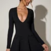 Vestido corto de corte A con escote pronunciado y detalle de lazo Graciela en negro Vestido corto de corte A con escote pronunciado y detalle de lazo Graciela en negro