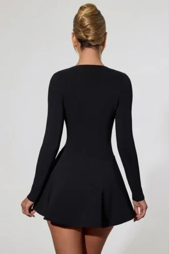Vestido corto de corte A con escote pronunciado y detalle de lazo Graciela en negro