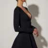Vestido corto de corte A con escote pronunciado y detalle de lazo Graciela en negro Vestido corto de corte A con escote pronunciado y detalle de lazo Graciela en negro