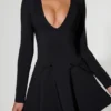 Vestido corto de corte A con escote pronunciado y detalle de lazo Graciela en negro Vestido corto de corte A con escote pronunciado y detalle de lazo Graciela en negro
