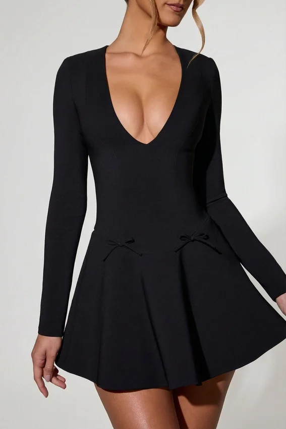 Vestido corto de corte A con escote pronunciado y detalle de lazo Graciela en negro Vestido corto de corte A con escote pronunciado y detalle de lazo Graciela en negro