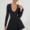 Vestido corto de corte A con escote pronunciado y detalle de lazo Graciela en negro Vestido corto de corte A con escote pronunciado y detalle de lazo Graciela en negro