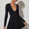 Vestido corto de corte A con escote pronunciado y detalle de lazo Graciela en negro Vestido corto de corte A con escote pronunciado y detalle de lazo Graciela en negro