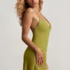 Vestido corto de corte A con espalda abierta Kalani en verde oliva Vestido corto de corte A con espalda abierta Kalani en verde oliva