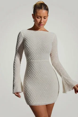 Vestido corto de corte A con espalda abierta y adornos Grazina en blanco