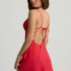 Vestido corto de corte A con espalda descubierta y volantes de Seliora en rojo escarlata Vestido corto de corte A con espalda descubierta y volantes de Seliora en rojo escarlata
