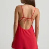 Vestido corto de corte A con espalda descubierta y volantes de Seliora en rojo escarlata Vestido corto de corte A con espalda descubierta y volantes de Seliora en rojo escarlata