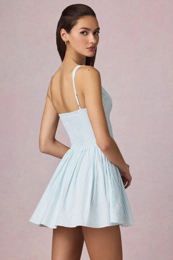 Vestido corto de corte A con lazo Marissa en rayas azul claro Vestido corto de corte A con lazo Marissa en rayas azul claro
