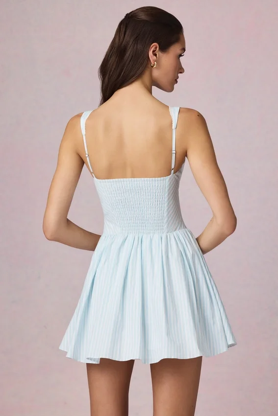 Vestido corto de corte A con lazo Marissa en rayas azul claro Vestido corto de corte A con lazo Marissa en rayas azul claro