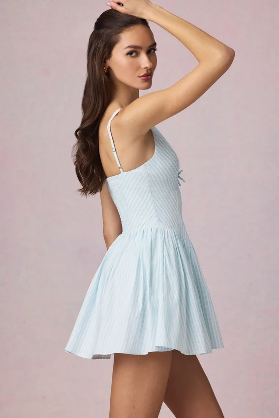 Vestido corto de corte A con lazo Marissa en rayas azul claro Vestido corto de corte A con lazo Marissa en rayas azul claro