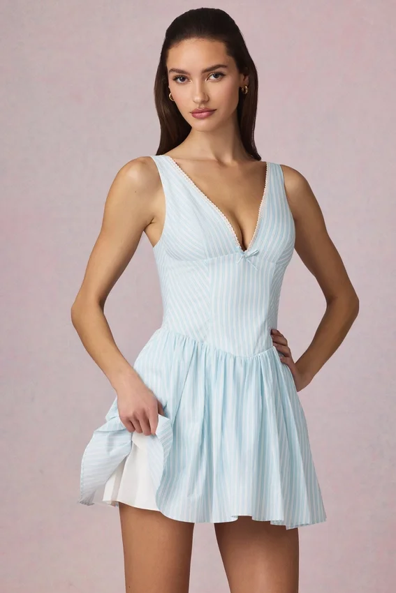 Vestido corto de corte A con lazo Marissa en rayas azul claro Vestido corto de corte A con lazo Marissa en rayas azul claro
