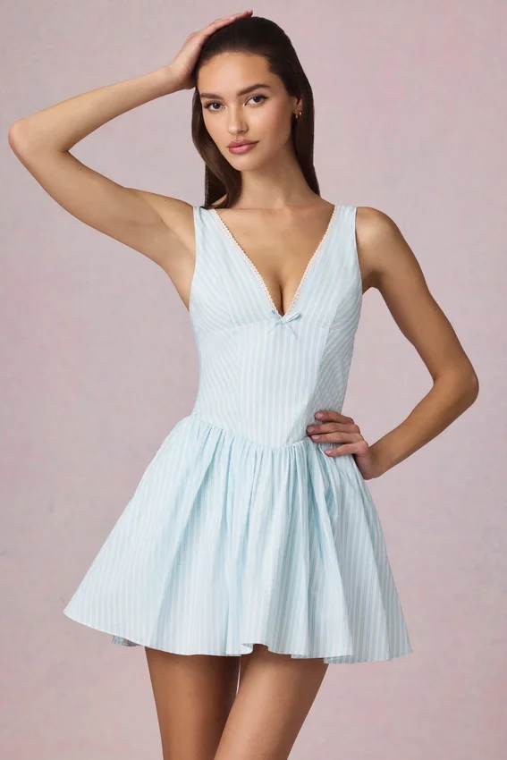 Vestido corto de corte A con lazo Marissa en rayas azul claro Vestido corto de corte A con lazo Marissa en rayas azul claro