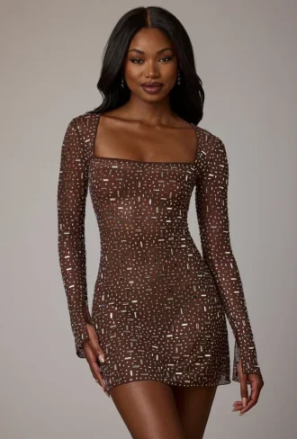 Vestido corto de corte A con mangas largas y adornos transparentes Zeta en color cacao intenso