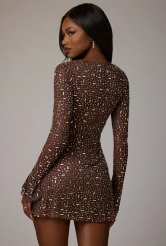 Vestido corto de corte A con mangas largas y adornos transparentes Zeta en color cacao intenso