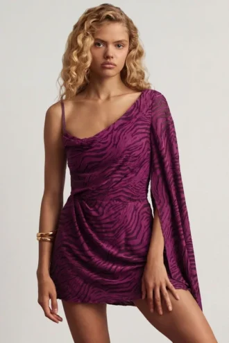 Vestido corto de corte A con una manga de Angelie Devoré en color Berry Purple