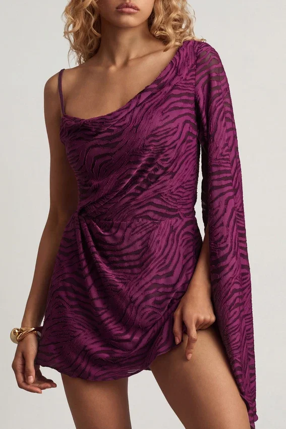 Vestido corto de corte A con una manga de Angelie Devoré en color Berry Purple Vestido corto de corte A con una manga de Angelie Devoré en color Berry Purple