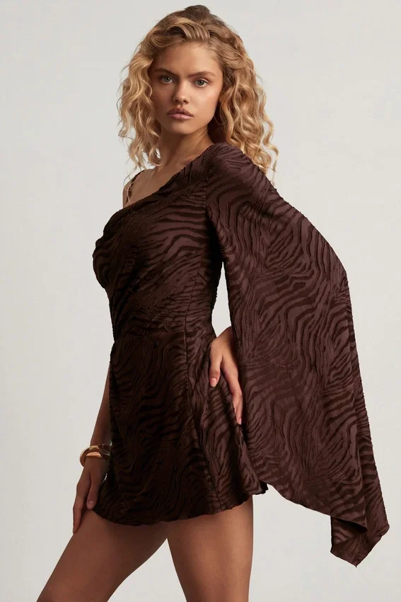 Vestido corto de corte A con una manga de Angelie Devoré en color chocolate oscuro Vestido corto de corte A con una manga de Angelie Devoré en color chocolate oscuro