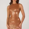 Vestido corto de cuello alto con adornos Romilly en color bronce Vestido corto de cuello alto con adornos Romilly en color bronce