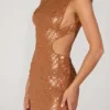 Vestido corto de cuello alto con adornos Romilly en color bronce Vestido corto de cuello alto con adornos Romilly en color bronce