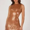 Vestido corto de cuello alto con adornos Romilly en color bronce Vestido corto de cuello alto con adornos Romilly en color bronce