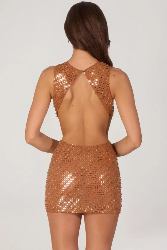 Vestido corto de cuello alto con adornos Romilly en color bronce Vestido corto de cuello alto con adornos Romilly en color bronce