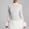 Vestido corto de cuello alto con ribete de piel sintética Belladonna en blanco Vestido corto de cuello alto con ribete de piel sintética Belladonna en blanco