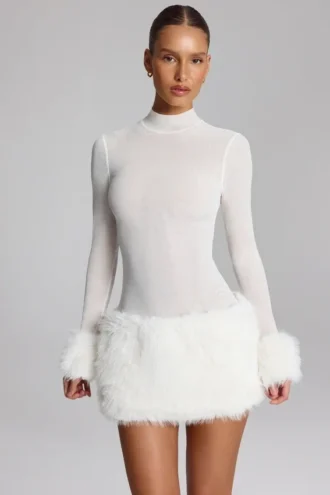 Vestido corto de cuello alto con ribete de piel sintética Belladonna en blanco